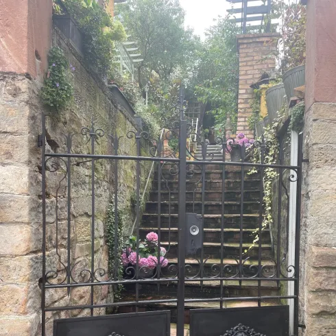 Ein Schritt durch unser Tor, einige Treppen-Stufen nach oben - und der Urlaub kann beginnen....