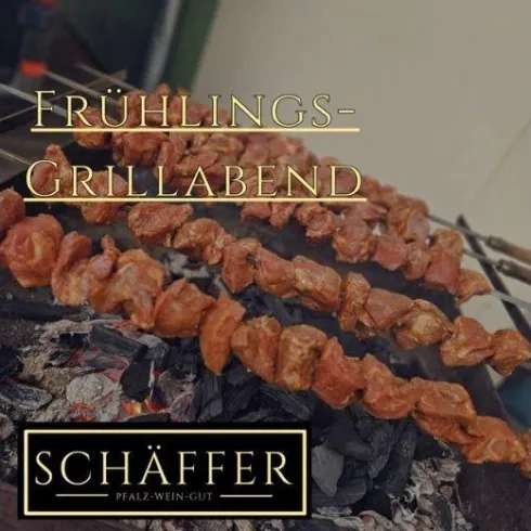 Leckere Grillspieße auf dem Grill für einen Frühling-Grillabend. Eine einladende Atmosphäre mit köstlichem Essen.