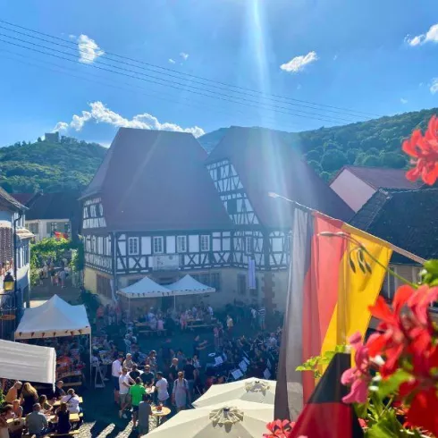 Schloßstraßenfest HAMBACHschwarzrotgold © Jörg Kau (© Jörg Kaufmann) Schloßstraßenfest HAMBACHschwarzrotgold © Jörg Kau (© Jörg Kaufmann)