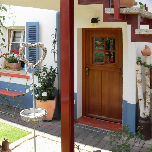 Die Eingangstür und daneben ein Platz zum Entspannen