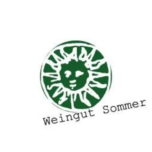 Ein Logo des Weinguts Sommer mit der Abbildung einer Sonne. Der Schriftzug „Weingut Sommer“ ist deutlich sichtbar.