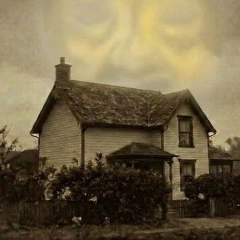 Ein altes, verlassenes Haus umgeben von Pflanzen. Über dem Haus schwebt ein mysteriöses Gesicht in den Wolken.