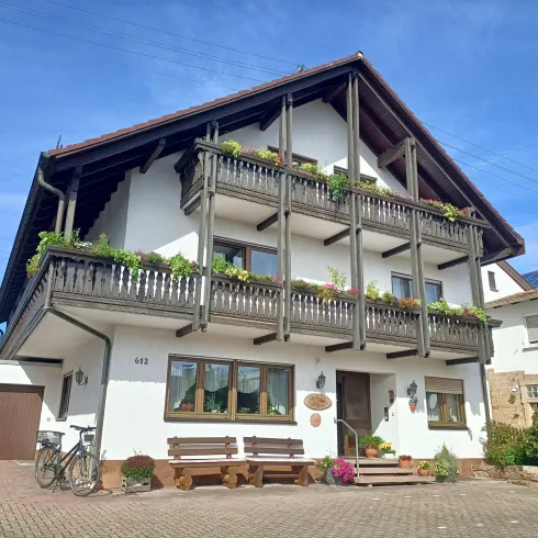 Außenansicht des familiengeführten Gästehauses an der Weinstraßenmitte in Diedesfeld, einem Ortsteil von Neustadt an der Weinstraße – idealer Ausgangspunkt für Wein, Wandern und Radfahren in der Pfalz.