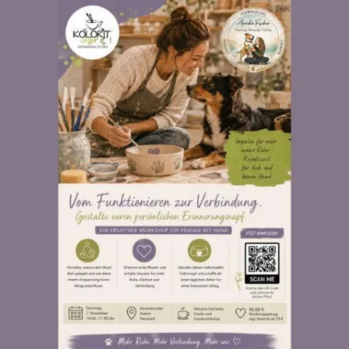 Eine Frau arbeitet an einem Tisch und gestaltet personalisierte Keramiken. Neben ihr sitzt ein Hund, während Informationen zu einem kreativen Angebot angezeigt werden.