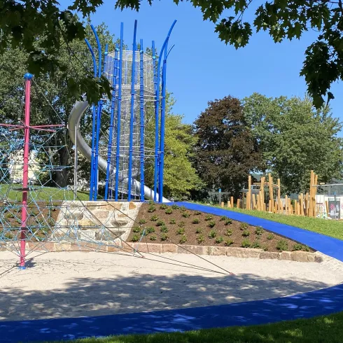 Kletterturm mit Rutsche