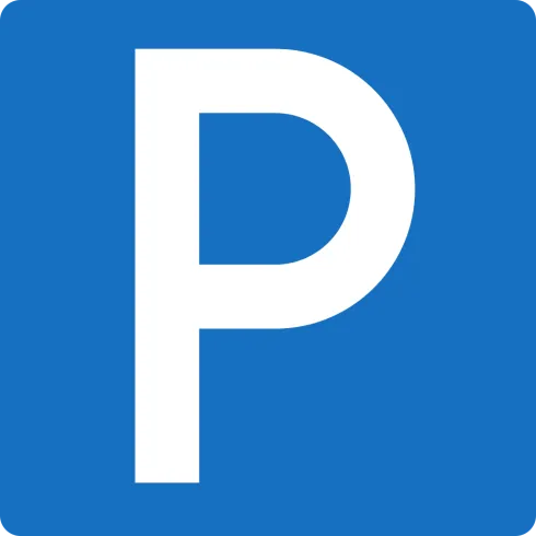 Ein blauer Parkplatzschild mit einem weißen „P“ in der Mitte. Dieses Zeichen zeigt an, dass Parkplätze vorhanden sind.