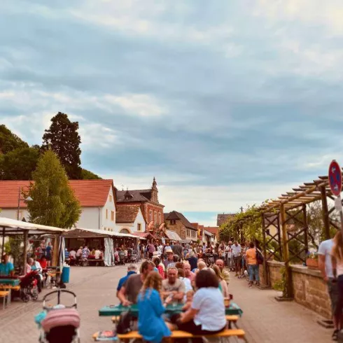 Haardter Weinfest auf der Straße (© Stadtmarketing Neustadt)