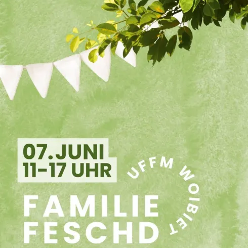 Eine grüne Hintergrundgestaltung mit bunten Fähnchen und Blättern im oberen Bereich. Das Datum und die Veranstaltung "Familie Feschd" sind gut lesbar.