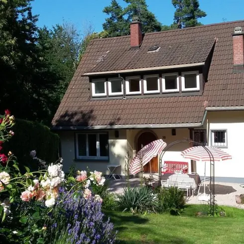 Außenansicht mit Terrasse