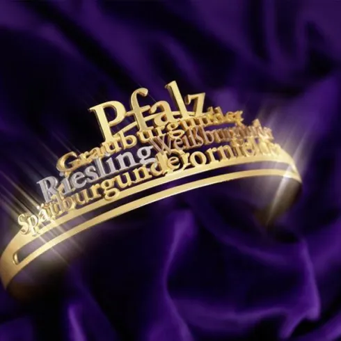 Ein eleganter goldener Schriftzug auf einem lila Hintergrund. Die Wörter beziehen sich auf Weinregionen in Deutschland, besonders Pfalz.