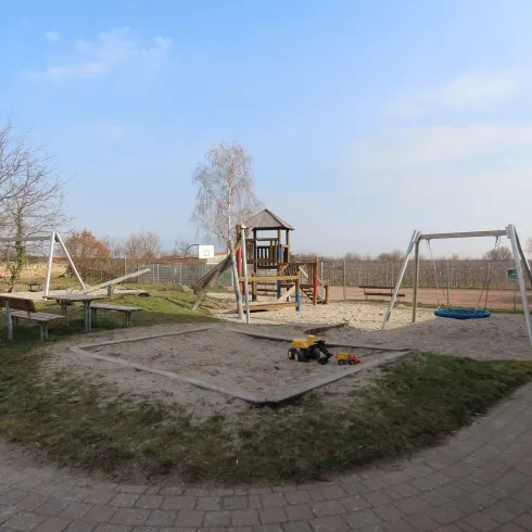 Sandkasten und Nestschaukel (© EM/Urlaubsregion Freinsheim)