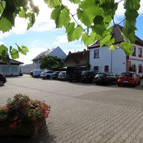 Parkplatz Dorfplatz Dackenheim 1 (© Urlaubsregion Freinsheim)