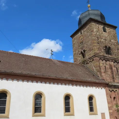 Katholische Kirche, Seitenansicht mit Kirchturm (© Urlaubsregion Freinsheim)