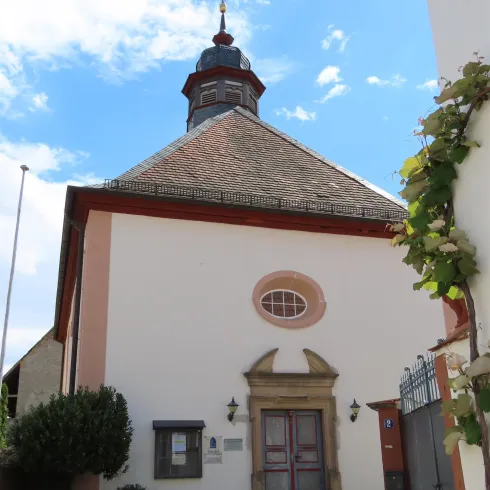 Prot. Kirche außen mit Eingangstür (© Urlaubsregion Freinsheim)