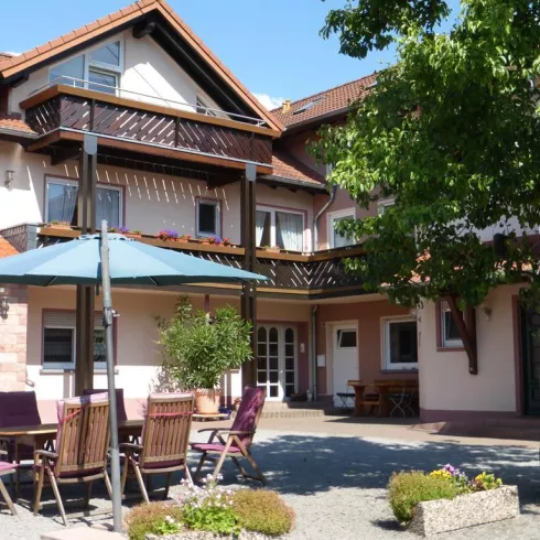 Birnbaumhof - Innenhof mit gemütlichen Sitzecken Birnbaumhof - Innenhof mit gemütlichen Sitzecken