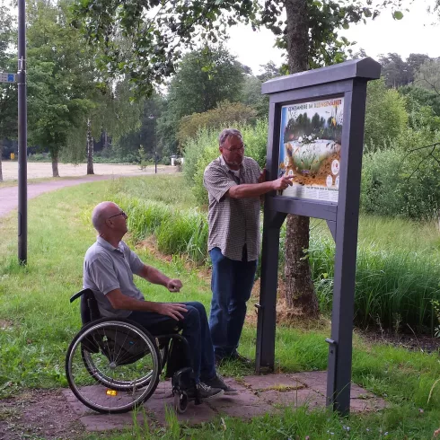 Infotafel an der Rolli-Tour am Barfußpfad (© Anette Lang)