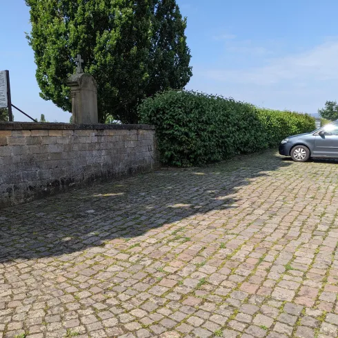 Parkplatz am Friedhof in Knöringen