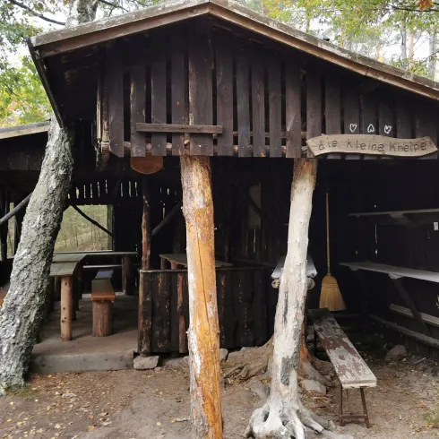 Schutzhütte seitliche Ansicht - Die kleine Kneipe Schutzhütte seitliche Ansicht - Die kleine Kneipe
