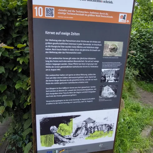Eine informative Tafeln mit dem Titel "Wald, Holz, Stolz". Die Tafel beschreibt die Bedeutung von Holz und Wäldern im Laufe der Zeit.
