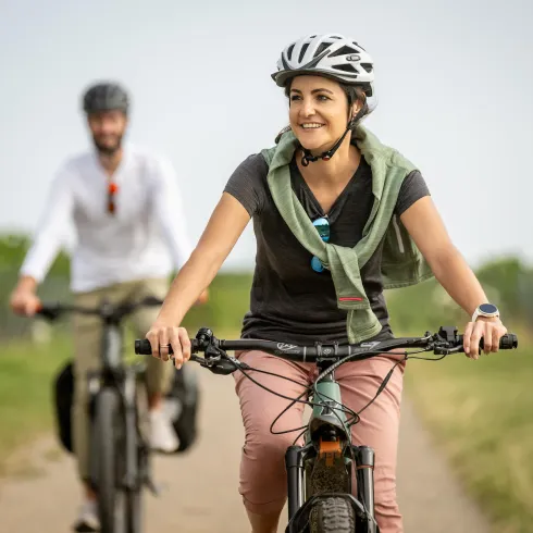 Radtour entlang der Weinreben.