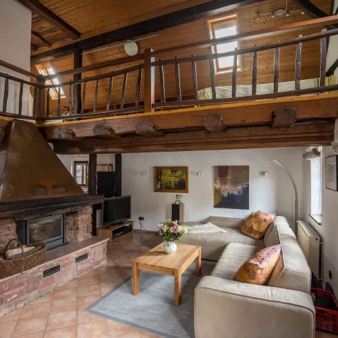 Wohnzimmer mit Galerie und Kamin