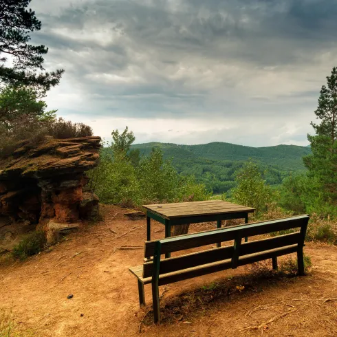 Holztisch mit Sitzbank auf dem Häuselstein