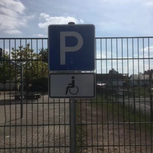 Behindertenparkplatz Bahnstraße