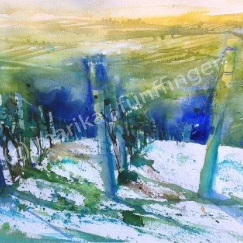 Eine farbenfrohe Landschaft mit grünen Hügeln und verstreuten Bäumen. Der Himmel ist in sanften Gelbtönen gehalten, was eine ruhige Atmosphäre schafft.