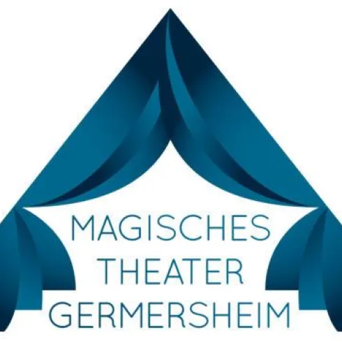 Ein stilisiertes Logo des Magischen Theaters Germersheim. Es zeigt eine dreieckige Form mit blauen Vorhängen und dem Schriftzug in der Mitte.