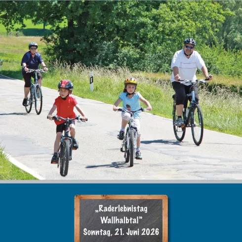 Eine Familie fährt mit Fahrrädern auf einem Radweg. Es sind zwei Erwachsene und zwei Kinder zu sehen, umgeben von grüner Landschaft.