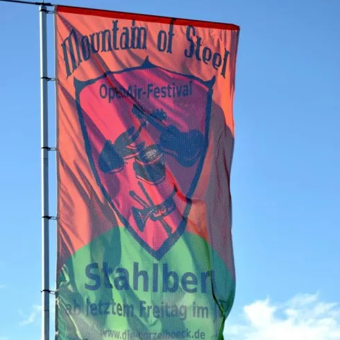 wehende Fahne des Mountain of Steel Festival