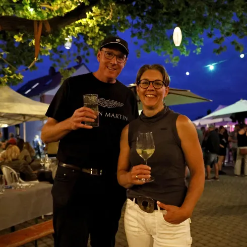 Fam. Spielmann-Schindler mit Weinglas bei Ihrem Hoffest 