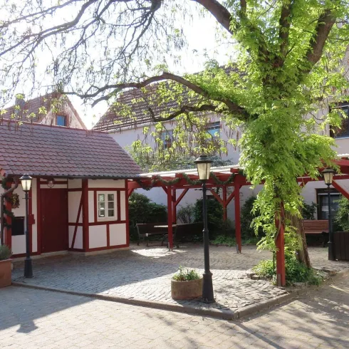 Backhaus mit Vorplatz (© Elke Metzger)