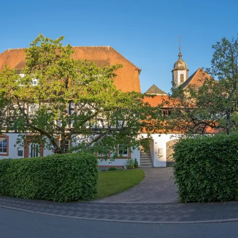 Blick auf alte Kirche St. Peter und Paul