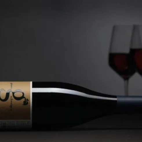 Weinflasche mit Gläsern (© Weingut Geisser)