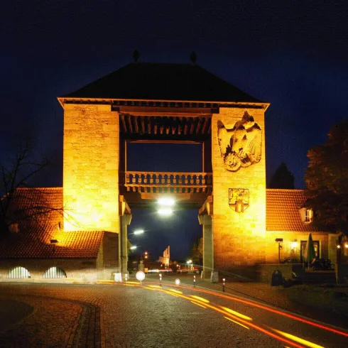 Weintor bei Nacht