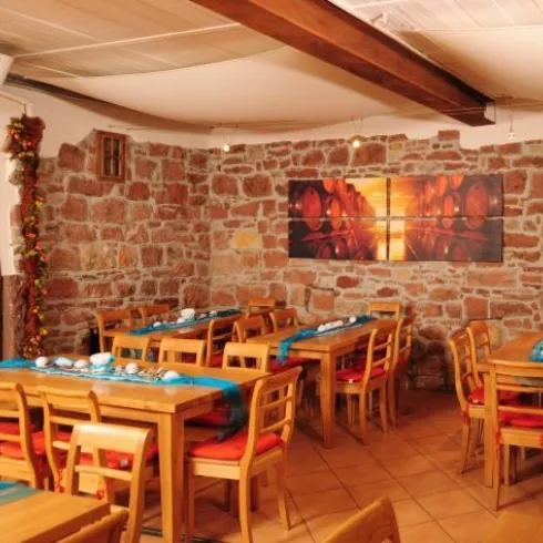 Uriger Gastraum im Weingut Stübinger