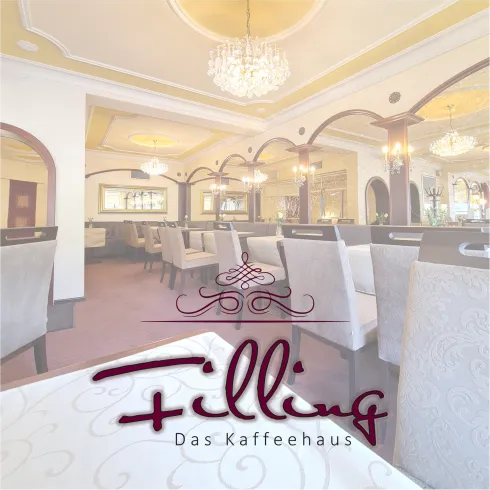 Ein elegantes Café mit stilvollen Möbeln und einem einladenden Ambiente. Die Decke ist mit schönen Kronleuchtern geschmückt.