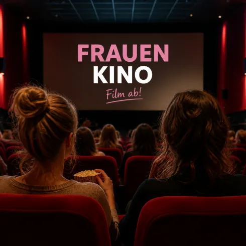 Zwei Frauen sitzen im Kino und schauen auf die große Leinwand. Der Schriftzug „FRAUEN KINO“ steht prominent im Vordergrund.