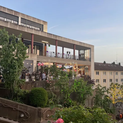 VR-Bank Terrasse on weitem, Lichter, Party und Abendstimmung