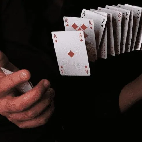 Zwei  Hände und ein Kartenspiel.
