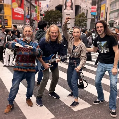 Peter Autschbach & Band auf einem Zebrastreifen in der Stadt