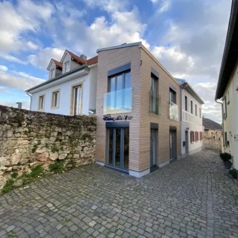 <p>Heimatlichter Forum Hausansicht mit hist. Stadtmauer und Stadtmauerrundgang