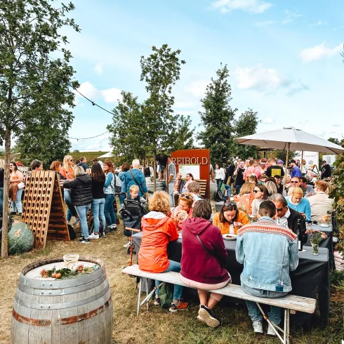 Gäste am Stand von Weingut Reibold.