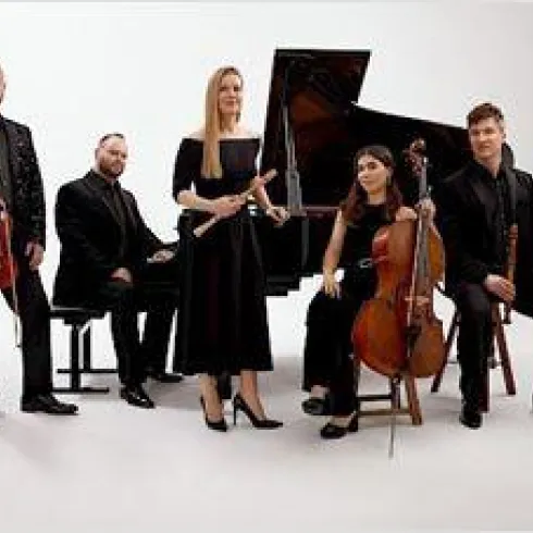 Fünf Musiker der Band SPARK mit ihren Instrumenten