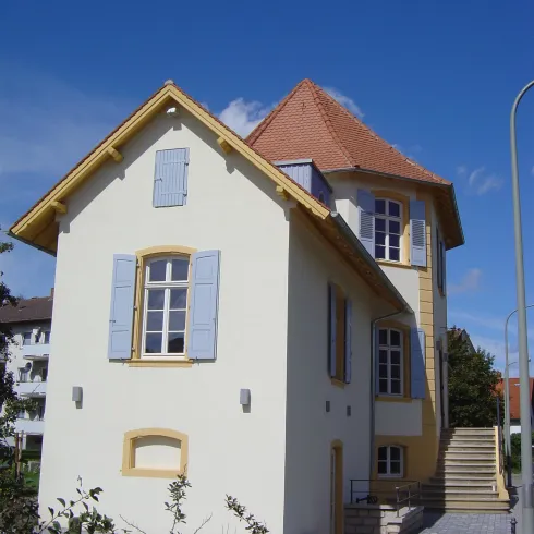Spital Freinsheim - Vorderseite mit Treppe