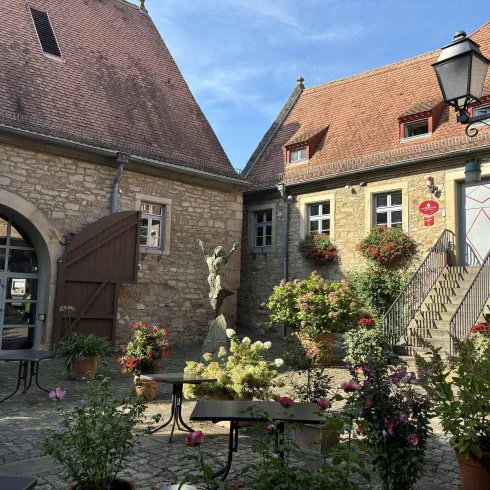 Innenenhof mit Eingangstor zur Zehntscheune. 