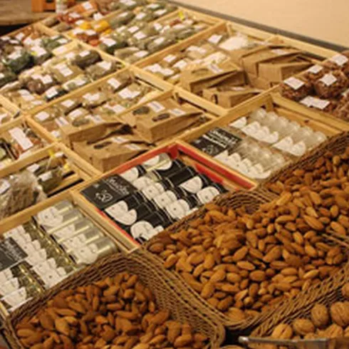 Das vielfältige Sortiment des Hofladens des Mandelhof, sortiert in Körben.