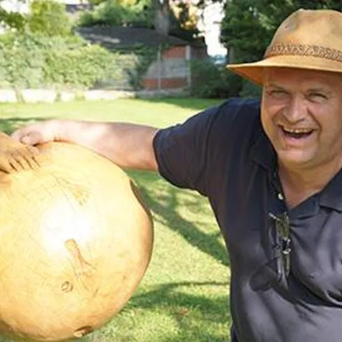 Heiko Strasser mit einer Holz (© Heiko Strasser)