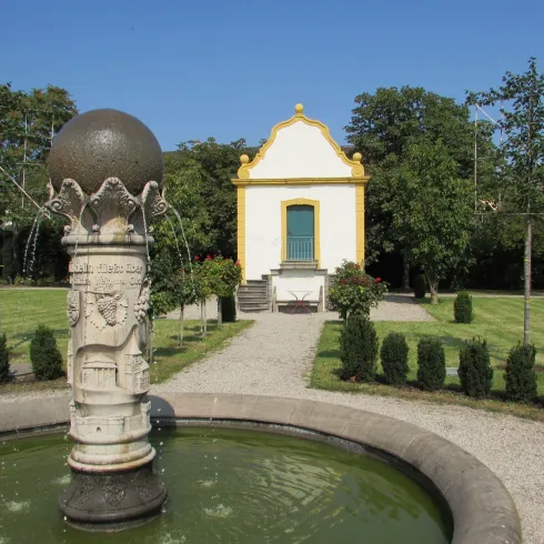 Barockgarten  mit Brunnen u. Haus (© Urlaubsregion Freinsheim)